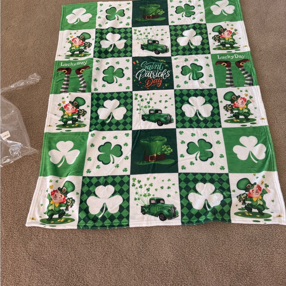 New- St. Patrick's Day Green Shamrock Blanket